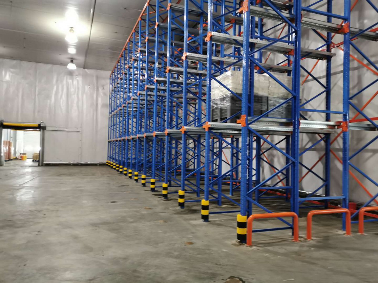 冷库用什么货架比较好？两种类型货架均可满足