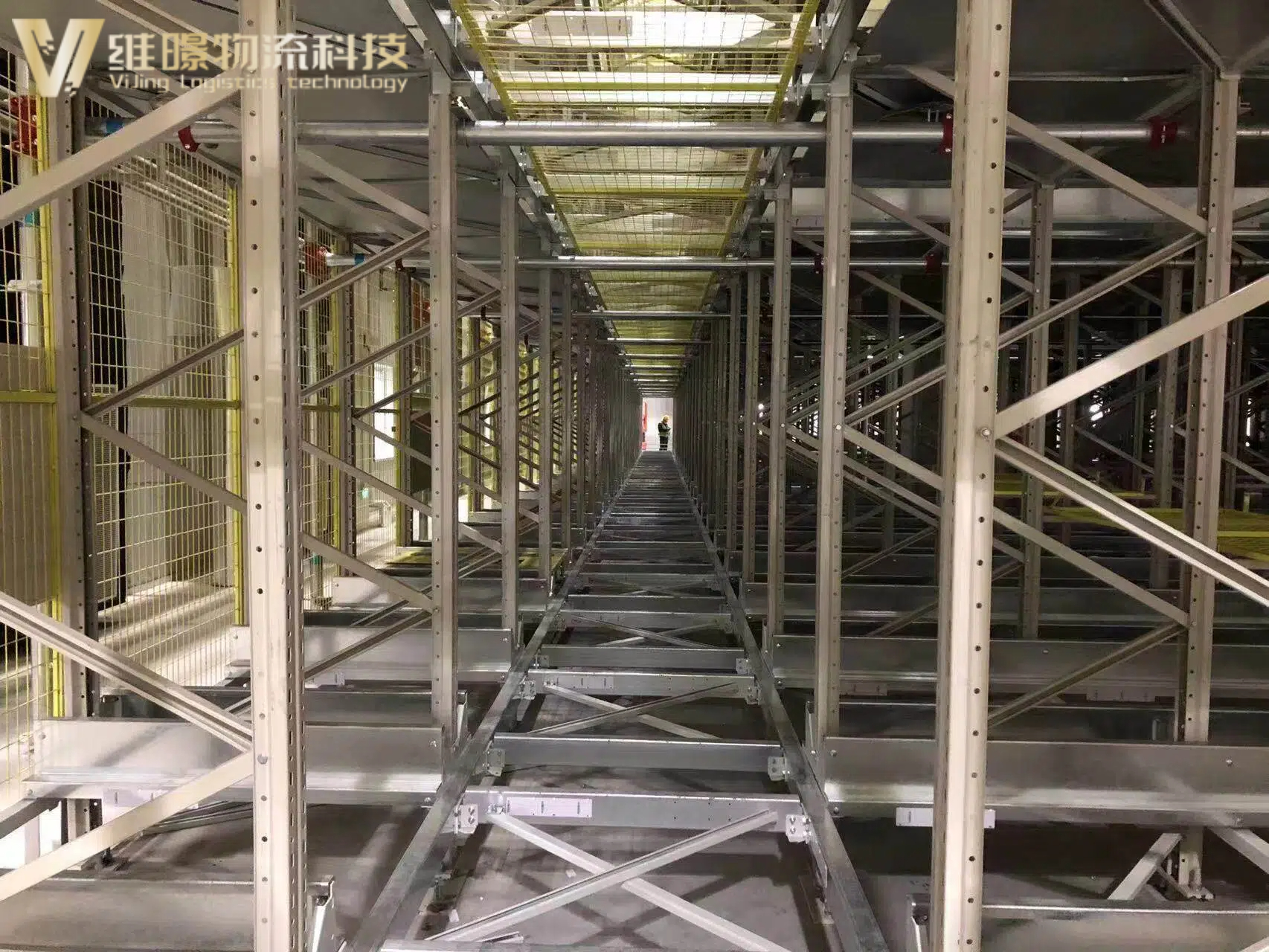 四向穿梭车自动化仓库：快消品行业的效率引擎